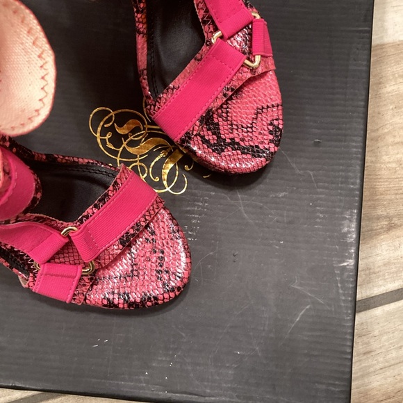 New Strappy Caged Elastane
Harness Chunky
Platform high Heel
Sandals - Picture 6 of 8